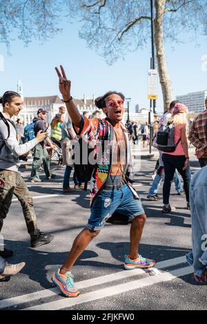 Londres, Royaume-Uni. 24 avril 2021. Les manifestants Unis pour la liberté défilent dans le centre de Londres contre les passeports de santé et le vaccin COVID Banque D'Images