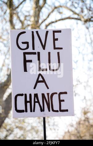 Londres, Royaume-Uni. 24 avril 2021. Les manifestants Unis pour la liberté défilent dans le centre de Londres contre les passeports de santé et le vaccin COVID Banque D'Images