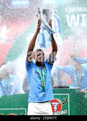 Fernandinho de Manchester City lève le trophée alors qu'il célèbre la victoire de la finale de la coupe de Carabao au stade Wembley, Londres. Date de la photo: Dimanche 25 avril 2021. Banque D'Images