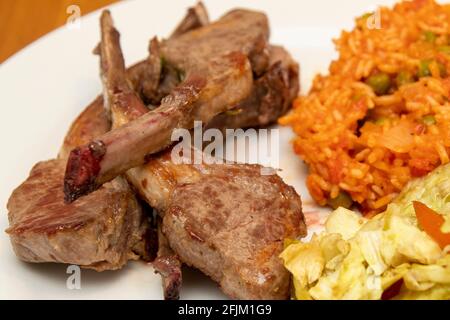 côtelettes d'agneau avec riz djuvec et salade Banque D'Images