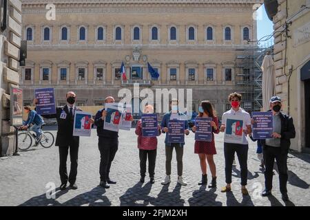 Rome, Italie. 25 avril 2021. Siège de protestation organisé par la Communauté juive de Rome, près de l'ambassade de France en Italie, pour manifester contre le verdict de la Cour de cassation française sur le meurtre de Sarah Halimi. Crédit : Agence photo indépendante/Alamy Live News Banque D'Images