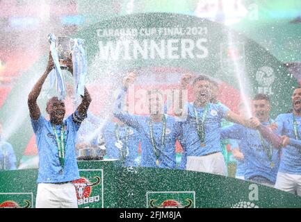 Fernandinho de Manchester City lève le trophée alors qu'il célèbre la victoire de la finale de la coupe de Carabao au stade Wembley, Londres. Date de la photo: Dimanche 25 avril 2021. Banque D'Images