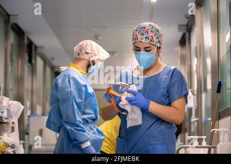 22 avril 2021, Barcelone, Espagne : une infirmière nettoie ses lunettes à l'hôpital de Barcelone après avoir traité un patient Covid-19. Barcelone a été l'une des villes d'Europe qui a vu son système de santé s'effondrer le plus en raison des cas graves de Covid-19. Ici, au sein de l'unité de soins intensifs de la clinique hospitalière, la normalité revient progressivement à mesure que la pandémie est maîtrdonnée. Bien que les patients Covid les plus graves, dont la plupart ne peuvent pas respirer seuls, sont encore traités ici tandis que la pression sur le personnel de santé est en quelque sorte supportable. Le ministère espagnol de la Santé a enregistré un total de 3.47 Banque D'Images