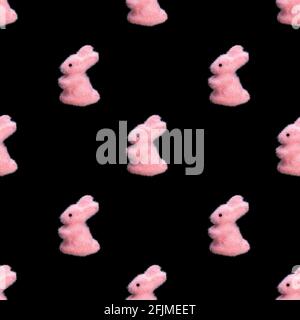 motifs sans couture de lapins colorés isolés sur un fond noir. Photo de haute qualité Banque D'Images
