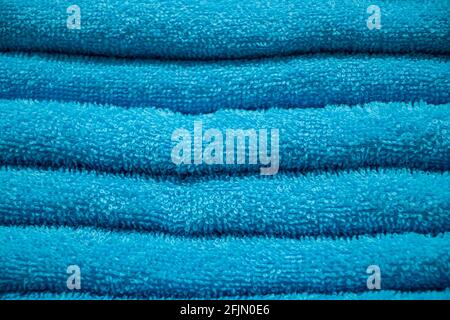 Texture de la serviette en éponge bleue. Une pile d'accessoires de bain doux. Banque D'Images