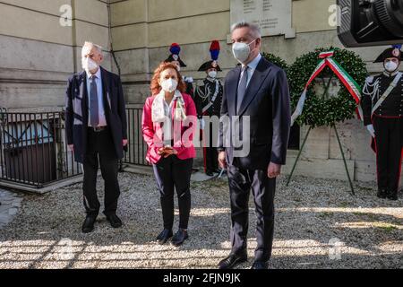 Rome, Italie. 25 avril 2021. Le ministre de la Défense Lorenzo Guérini a placé cet après-midi une couronne de Laurier à la synagogue de Rome à l'occasion des célébrations du 25 avril avec le rabbin en chef Riccardo Shemuel Di Segnie et la présidente de la Communauté juive de Rome Ruth Dureghello. Crédit : Agence photo indépendante/Alamy Live News Banque D'Images