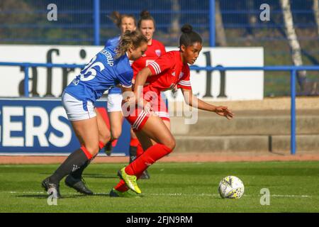 Milngavie, East Dunbartonshire, Écosse. 25 avril 2021. Le London Pollard (#22) du Forfar Farmington FC s'éloigne de Brianna Westrup (#26) du Rangers Woman FC lors de la Scottish Building Society Scottish Women's Premier League 1 Fixture Rangers FC vs Forfar Farmington FC, Rangers Training Complex, Milngavie, East Dunbartonshire. 25/04/2021 | Credit Colin Poultney/Alay Live News Banque D'Images