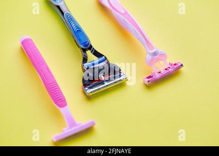Produits de soin de la peau, rasoirs sur fond jaune Banque D'Images