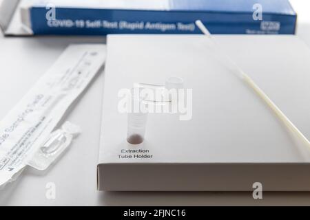 Le contenu d'un kit d'auto-test à domicile Covid-19 Rapid Antigen isolé avec un fond blanc. Banque D'Images