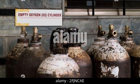 Panneau de signalisation signalant que les bouteilles d'oxygène sont vides derrière une pile de vider les bouteilles dans un entrepôt hospitalier Banque D'Images