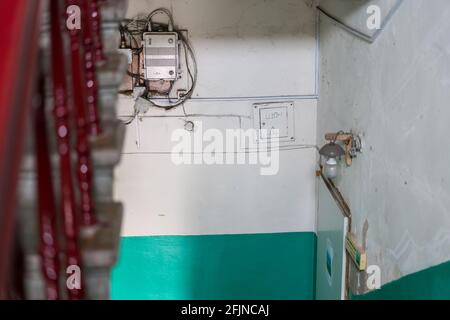 Grodno, Bélarus - 2 septembre 2017 : intérieur de l'escalier dans un bâtiment traditionnel d'europe orientale à Grodno Banque D'Images