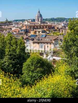 Vue panoramique de la terrasse du Pincio avec le dôme de la basilique d'Ambrogio e Carlo al Corso, Rome, Italie. Banque D'Images