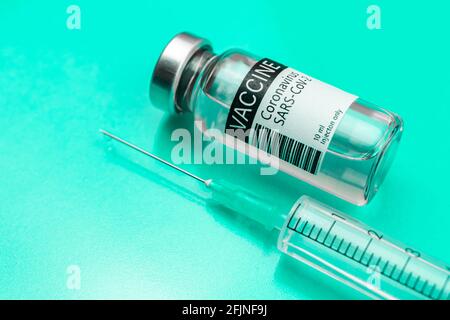 Concept de cure de soins de santé contexte avec un flacon ou un verre de vaccin du coronavirus flacon et seringue médicale sur la table en verre à l'hôpital Banque D'Images