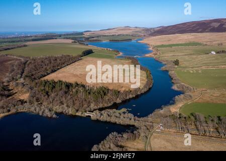 Vue aérienne des réservoirs de Threipmuir et de Harlaw dans le parc régional des collines de Pentland, Balerno, Écosse, Royaume-Uni. Banque D'Images
