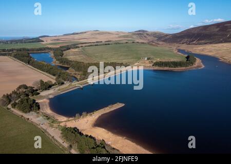 Vue aérienne des réservoirs de Threipmuir et de Harlaw dans le parc régional des collines de Pentland, Balerno, Écosse, Royaume-Uni. Banque D'Images