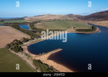 Vue aérienne des réservoirs de Threipmuir et de Harlaw dans le parc régional des collines de Pentland, Balerno, Écosse, Royaume-Uni. Banque D'Images
