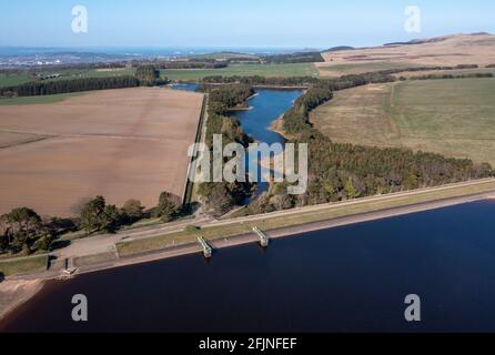Vue aérienne des réservoirs de Threipmuir et de Harlaw dans le parc régional des collines de Pentland, Balerno, Écosse, Royaume-Uni. Banque D'Images