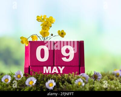 09 mai 2020 Fête des mères. Date du 09 mai avec fleurs de printemps sur calendrier en bois rouge Banque D'Images