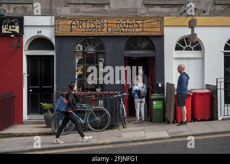 Des clients font la queue devant Artisan Coffee, Broughton Street, Édimbourg, Écosse pendant la pandémie Covid-19. Banque D'Images