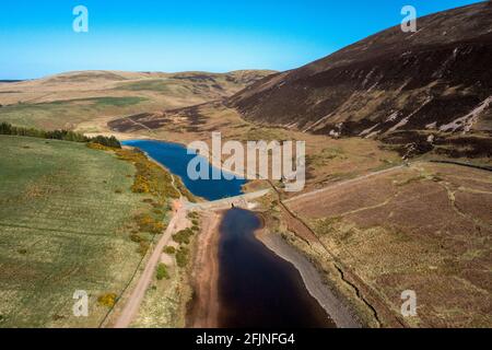 Vue aérienne du réservoir de Threipmuir situé dans le parc régional de Pentland Hills, Balerno, Écosse, Royaume-Uni. Banque D'Images