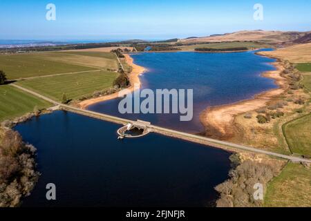 Vue aérienne du réservoir de Threipmuir situé dans le parc régional de Pentland Hills, Balerno, Écosse, Royaume-Uni. Banque D'Images