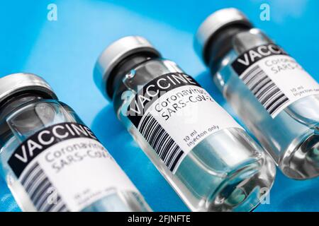 Combattre le concept du coronavirus avec des flacons de vaccins en laboratoire, des flacons de vaccins en verre Banque D'Images