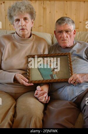 BARBARA ET ROB LOWERY DISCUTENT DE LA MORT DE LEUR FILS IAN.1/9/04 PILSTON Banque D'Images