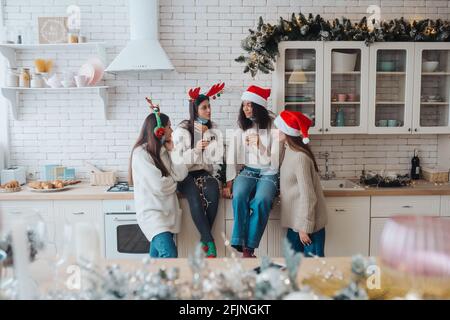 Les filles bavardent, commérages dans la cuisine à la veille du nouvel an Banque D'Images