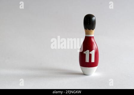 vue arrière d'une marionnette en bois en forme de bowling avec une chemise numéro onze Banque D'Images