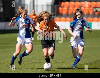 Londres, Royaume-Uni. 25 avril 2021. London Bees Sophie Quirk et Blackburn Rovers Dames Elise Hughes no 28 et Dames Issy Dean lors du match de championnat féminin FA entre London Bees et Blackburn Rovers Women au Hive, Londres, Angleterre, le 25 avril 2021. Photo par Andrew Aleksiejczuk/Prime Media Images. Crédit : Prime Media Images/Alamy Live News Banque D'Images