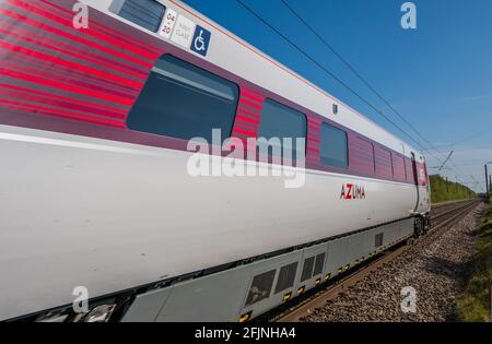 Train électrifié Azuma à grande vitesse voyageant le long de la ligne principale de la côte est. Banque D'Images