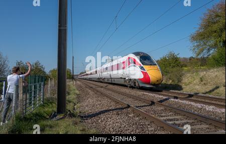 Train électrifié Azuma à grande vitesse voyageant le long de la ligne principale de la côte est. Banque D'Images