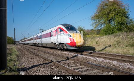 Train électrifié Azuma à grande vitesse voyageant le long de la ligne principale de la côte est. Banque D'Images