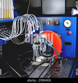 Une pompe à carburant pour un moteur diesel après réparation sur un banc de réglage dans un atelier, réparation de la pompe à carburant, réglage des injecteurs de la pompe à carburant sur un banc, carburant Banque D'Images
