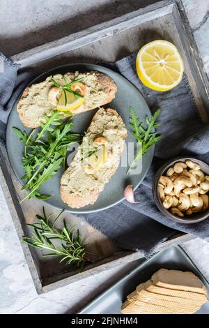 Taraux vertes simples avec tofu fumé et noix de cajou grillées écrous Banque D'Images