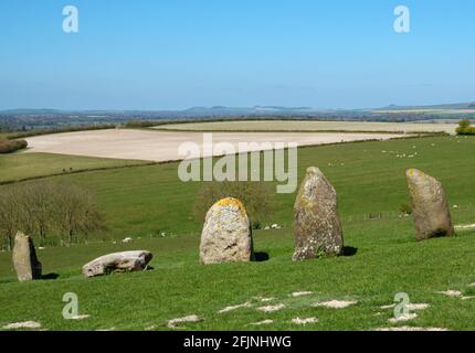 Vue sur une vallée à l'extrémité sud de Pewsey Vale avec cinq pierres sarsen néolithique alignées, Wiltshire, North Wessex Downs AONB Banque D'Images