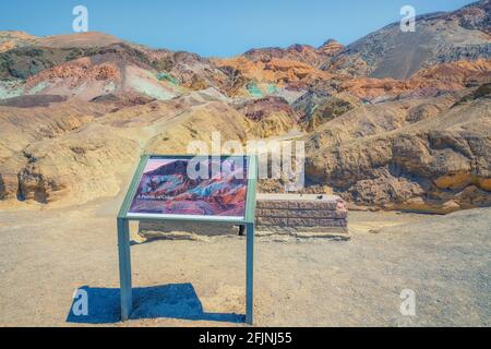 Death Valley, CA, USA - 15 avril 2021 PALETTE de couleurs ou Palette d'artistes dans le parc national de Death Valley, Californie. Célèbre destination touristique Banque D'Images