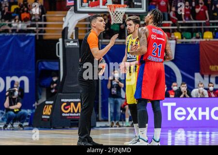 Moscou, Russie. 23 avril 2021. Nando DeColo (19) de Fenerbahce Beko Istanbul et will Clyburn (21) de CSKA Moscou pendant les séries de 2020/2021 Turkish Airlines EuroLeague jeu 2 entre CSKA Moscou et Fenerbahce Beko Istanbul à Megasport Arena.final Score; CSKA Moscou 78:67 Fenerbahce Beko Istanbul. Crédit : SOPA Images Limited/Alamy Live News Banque D'Images