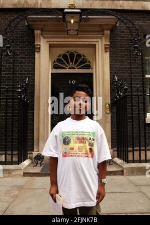 Gabriel Kassayie, 9 ans, remet une pétition à 10 Downing Street demandant au gouvernement britannique de renvoyer les antiqiuties éthiopiennes, actuellement détenues dans les musées britanniques, en Éthiopie pour le millénaire éthiopien. pic David Sandison 17/6/2007 Banque D'Images