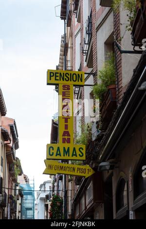 Logrono, Espagne - 2021 avril 22 : Maisons dans les rues vides de Logroño en périodes de covid 19 au printemps 2021 Banque D'Images