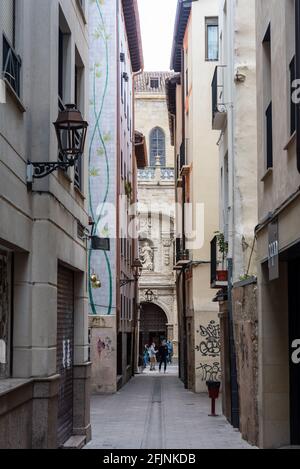 Logrono, Espagne - 2021 avril 22 : Maisons dans les rues vides de Logroño en périodes de covid 19 au printemps 2021 Banque D'Images