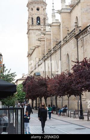 Logrono, Espagne - 2021 avril 22 : personnes marchant dans les rues vides de Logroño à l'époque de Covid 19 au printemps 2021 Banque D'Images