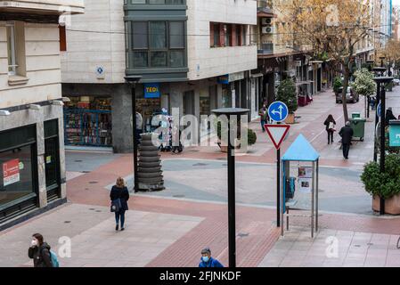 Logrono, Espagne - 2021 avril 22 : personnes marchant dans les rues vides de Logroño à l'époque de Covid 19 au printemps 2021 Banque D'Images