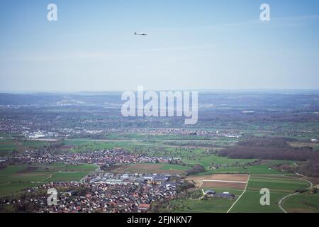 Le planeur s'éfond sur une vallée en Allemagne, près de Stuttgart. Vue depuis une falaise montre les villages ruraux, de nombreux champs et arbres dans une zone peuplée. Banque D'Images