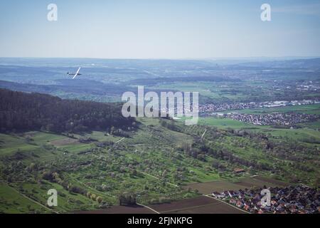 Le planeur s'éfond sur une vallée en Allemagne, près de Stuttgart. Vue depuis une falaise montre les villages ruraux, de nombreux champs et arbres dans une zone peuplée. Banque D'Images