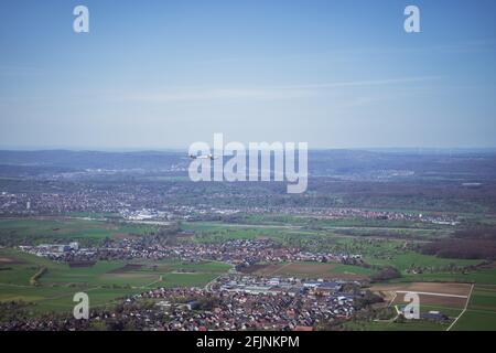 Le planeur s'éfond sur une vallée en Allemagne, près de Stuttgart. Vue depuis une falaise montre les villages ruraux, de nombreux champs et arbres dans une zone peuplée. Banque D'Images