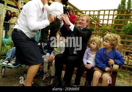 CHARLES KENNEDY MAI 2001VISITING LA FORTUNE AVENUE SOUS LE CENTRE DE 5 À ISLINGTON AUJOURD'HUI OÙ KENNEDY RÉCLAME TOUTES LES LIB. LES DEMS FONT DE GRANDS PROGRÈS 14-5-2001 PHOTO ANDY PARADISE Banque D'Images