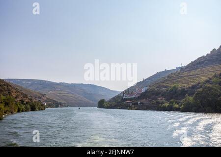 Croisière sur le fleuve Douro en traversant la magnifique campagne portugaise de la vallée du Douro, dans le nord du Portugal. Banque D'Images