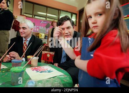 LE CHANCELIER GORDON BROWN ET LE SECRÉTAIRE À LA SÉCURITÉ SOCIALE ALISTAIR DARLING AT UNE ÉCOLE POUR ENFANTS À PIMLICO AUJOURD'HUI APRÈS AVOIR ANNONCÉ CELLE DU GOUVERNEMENT CRÉDIT D'IMPÔT POUR ENFANTS Banque D'Images