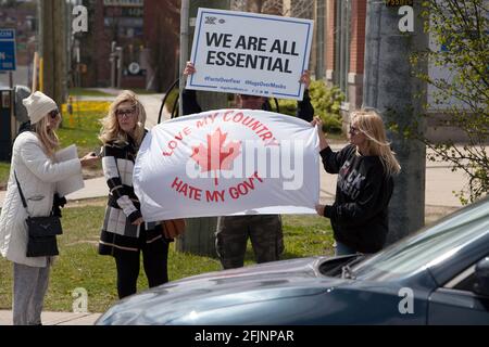 Vaughan, Canada - 25 avr 2021: Les gens tenant des bannières nous sommes tous essentiels et l'amour de mon pays haine mon gouvernement protestant contre COVID-19 shutdown me Banque D'Images